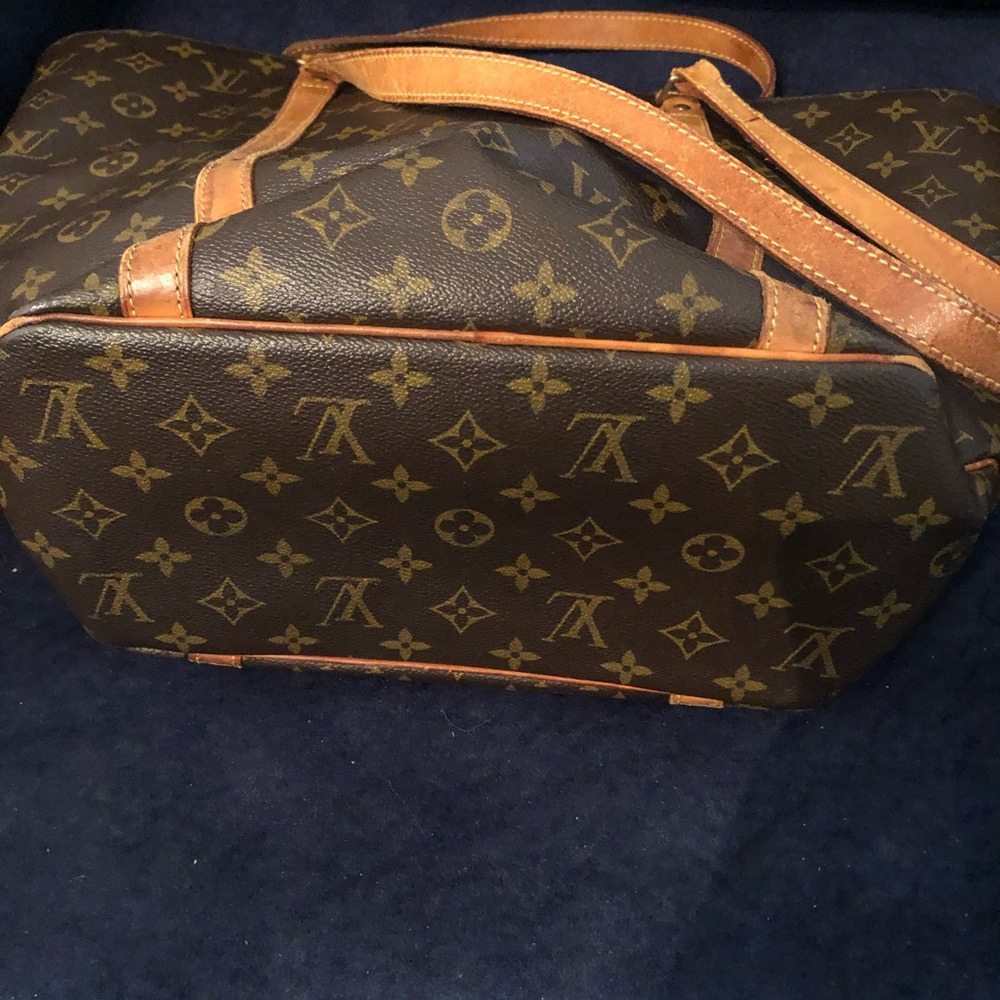 Authentic Louis Vuitton very nice bag. I have had it a while not using … - Picture 3 of 16